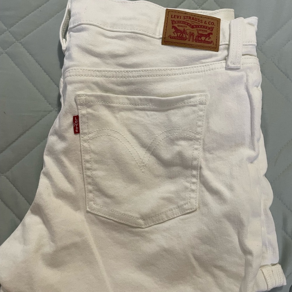 White high waisted Levi’s shorts 30